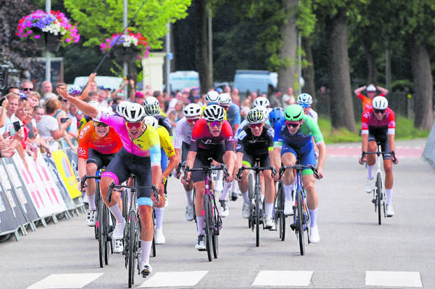 Mike Dogterom pakt in Roden de nationale titel wielrennen voor eliterenners zonder contract. Foto: Rudie Ottens