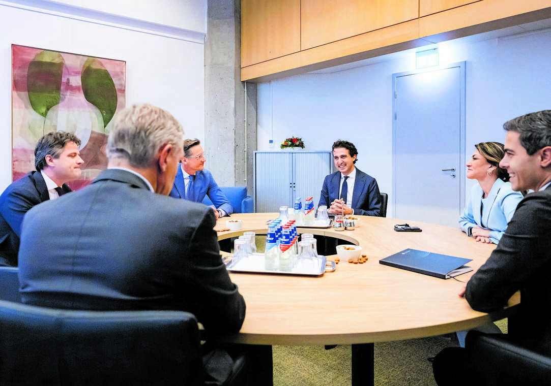  Henri Bontenbal (CDA), informateur Sybrand Buma, Joost Eerdmans (JA21), Jesse Klaver (GroenLinks-PvdA), Dilan Yesilgoz (VVD) en Rob Jetten (D66) voorafgaand aan een formatiegesprek over de ontstane situatie. Buma heeft aangegeven „geen werkbare meerderheidsvariant