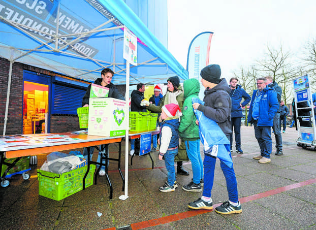   HEERENVEEN  Supporters van SC Heerenveen zamelden zaterdag voorafgaand aan de wedstrijd tegen PSV kratten vol etenswaren in voor de voedselbank in Heerenveen. En ook de fans uit Eindhoven droegen bij. Wie geen boodschappen mee had, kon geld doneren. Het inzamelen was nodig ook want de magazijnen van de organisatie waren zo goed als leeg. Club en voedselbank doen deze actie al sinds de winter van 2015 maar pakten het dit jaar groter aan met naast de inzamelingsactie ook de verkoop van sûkerbôleburgers. Deze burger van snackbar De Kolk uit Sneek was deze zomer een hit op internet. De opbrengst van de verkoop van de burgers vloeide volledig naar het goede doel. Hoeveel is opgehaald, is nog niet bekend maar volgens de club is ruim gedoneerd.     Foto: FPH/Mustafa Gumussu 