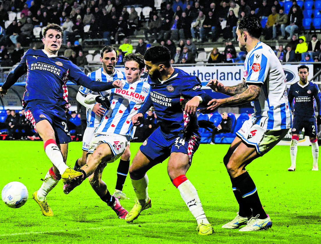 Spitsuur in het strafschopgebied van SC Heerenveen, waar Oliver Braude (midden) een inzet van PSV'er Guus Til (links) probeert te voorkomen.   Foto: ANP