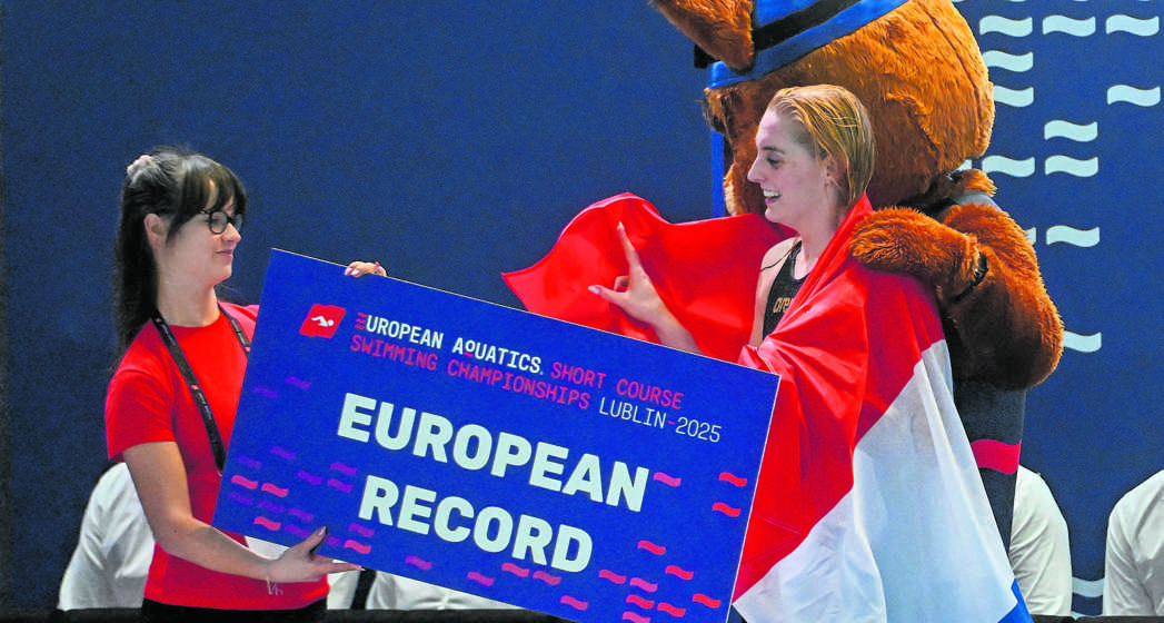   Marrit Steenbergen wordt gehuldigd na haar gouden race op de 100 meter vrije slag tijdens het EK kortebaan in Polen.  Foto: ANP/EPA 