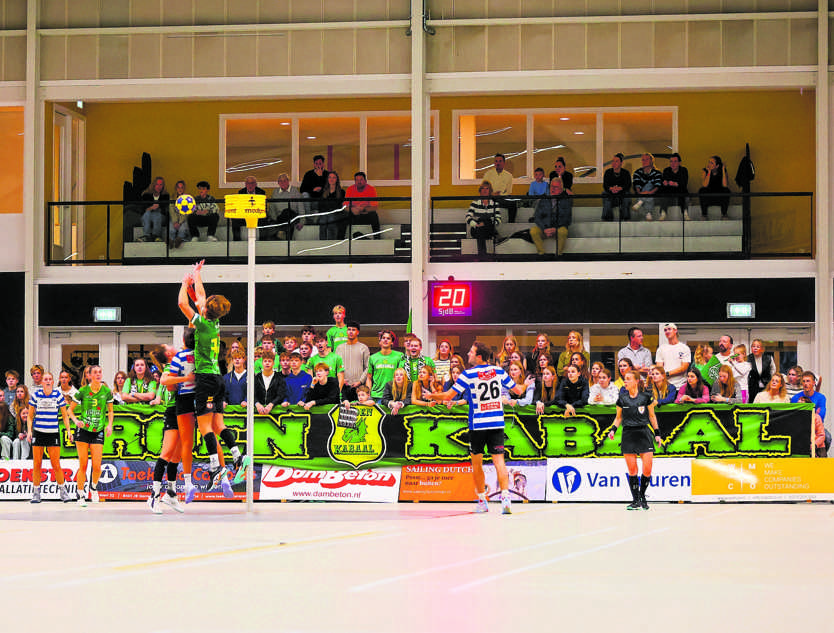  Sfeerbeeld van het eerste duel van LDODK in de vernieuwde sporthal.   foto: dijks media