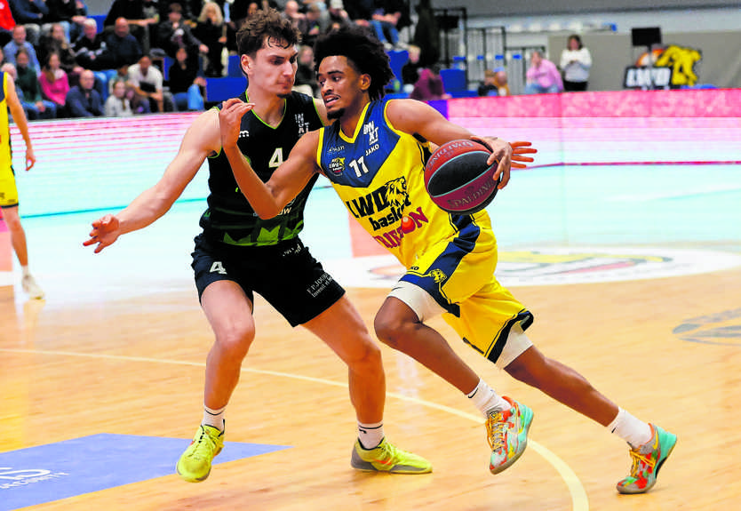  LWD-uitblinker Shakael Pryce (rechts) gaat naar de basket. Links Nino Vrencken van Rotterdam Basketball.   Foto: Henk Jan Dijks