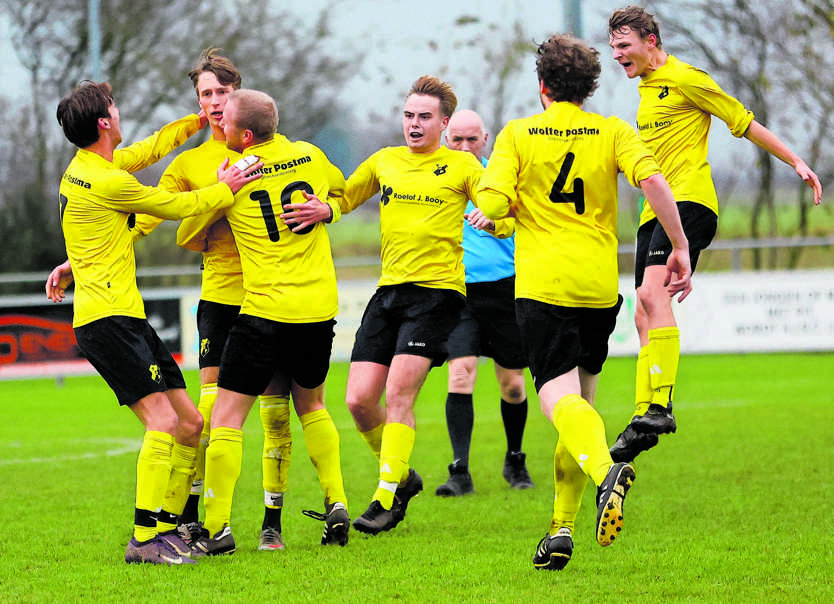  Grote vreugde bij de spelers van TOP ’63 na een van de drie doelpunten in de gewonnen topper tegen HJSC. foto: Dijks Media / Henk Jan Dijks