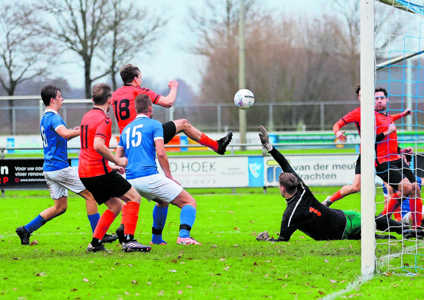  Drukte voor het doel van Oranje Zwart-doelman Leon van Dalen, die tegen Oerterp acht keer moet vissen (8-0). Jan Stuiver had het bij het juiste eind, maar de score viel dus wat ruimer uit dan voorspeld (3-1). De voorspelling van Line Atsma voor de wedstrijd tussen Suawoude en ASC was dan weer minder ver uit de richting dan voorspeld (0-3, werd 0-2). Ook Ype Haytema zat er dichtbij met zijn voorspelling dat TOP met 1-2 van HJSC zou winnen (werd 1-3). Leo Spindelaar dacht dat Kollum wel even van Oosterwolde zou winnen, maar had het mis (2-4, werd 1-1).   FOTO: HENK JAN DIJKS