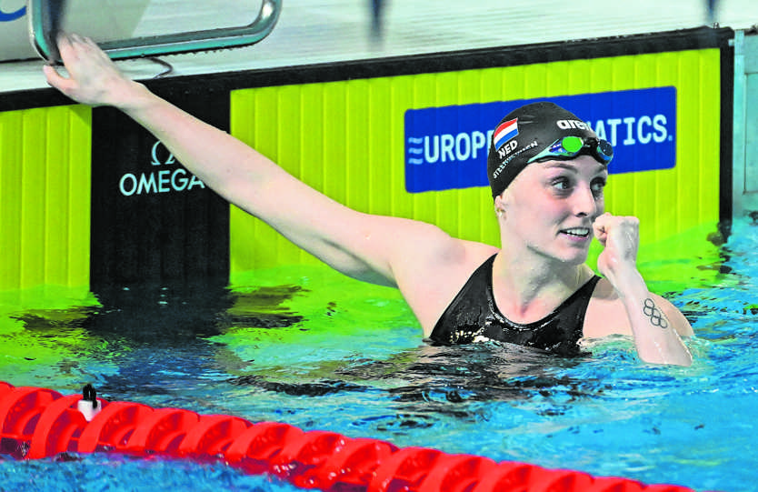   LUBLIN  Met zes gouden medailles mag Marrit Steenbergen zich met recht de koningin van het EK kortebaan noemen. Op de zwemster uit Oosterwolde stond in het Poolse Lublin geen maat. Zondag zette ze een kroon op haar werk met een zege op de 100 meter vrije slag. Met haar tijd van 50,42 verbrak ze het Europees record. Daarmee was de koek nog niet op, want zondag werd ook bekend dat Steenbergen meedingt naar de titel Sportvrouw van het jaar. Meer over het EK kortebaan in de sportbijlage. Foto: ANP/EPA 