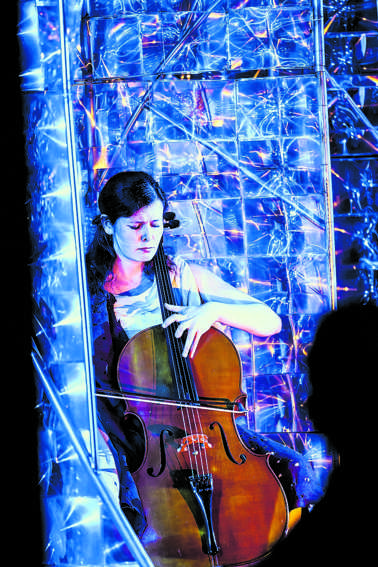  Maya Fridman in het kunstwerk van Noam Ben-Jacov.   Foto: Joris Brouwer