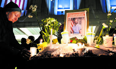  Demonstranten bij een portret van Alex Pretti. foto: EPA 