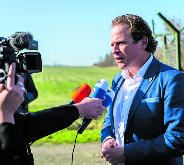   Staatssecretaris van Defensie Gijs Tuinman tijdens een bezoek aan de Kollumerwaard, vorig jaar.  Foto: Anjo de Haan 
