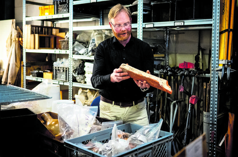   Van een schaal werden zoveel stukken teruggevonden dat het voorwerp bijna compleet is.