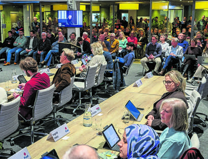  De publieke tribune zat afgeladen vol tijdens de raadsvergadering.     Foto: Simon Bleeker