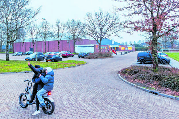   Het voorstel is om het gloednieuwe sportcomplex en zwembad op dezelfde locatie te bouwen. Foto: Rens Hooyenga  