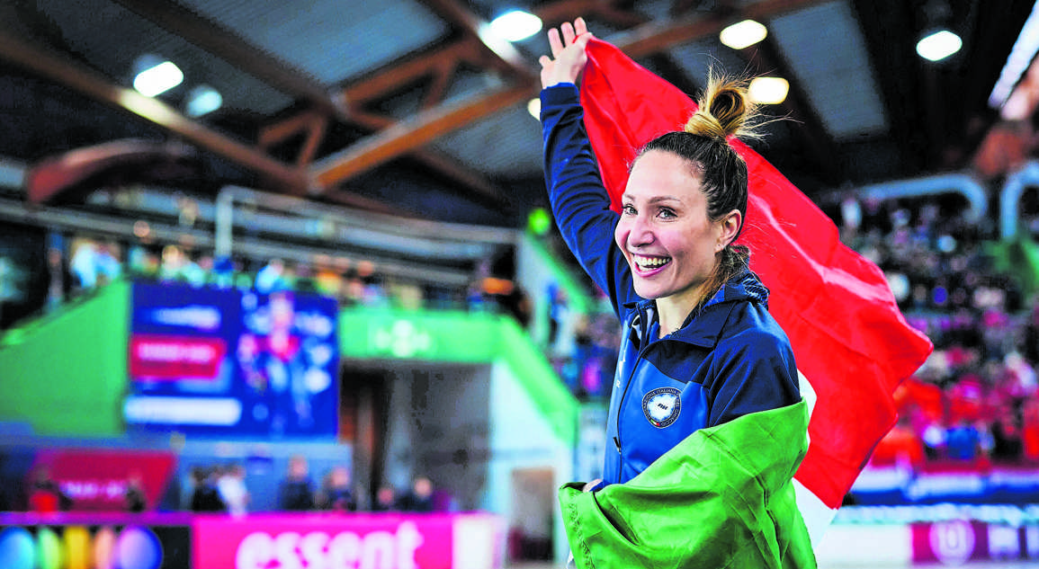  Links: Francesca Lollobrigida met haar tante Gina. Boven: Francesca Lollobrigida zwaaiend met de Italiaanse vlag nadat ze in maart 2025 in het Noorse Hamar wereldkampioene is geworden op de 5000 meter. foto: getty Images  