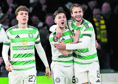  Oud-Heerenveen-speler Benjamin Nygren (rechts) viert namens Celtic zijn vroege openingstreffer tegen FC Utrecht.  FOTO: EPA 