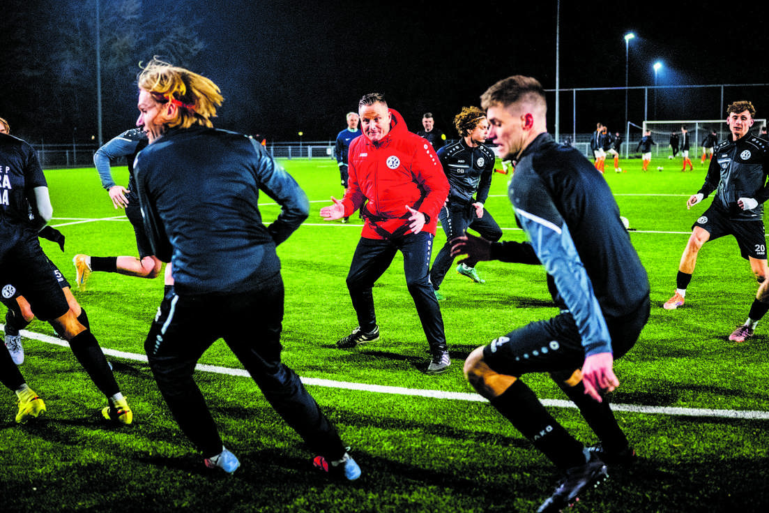  Drachtster Boys-trainer Carlo Rietdijk leidt de warming-up voorafgaand aan een oefenwedstrijd tegen VVI uit Idskenhuizen.  Foto: Jilmer Postma