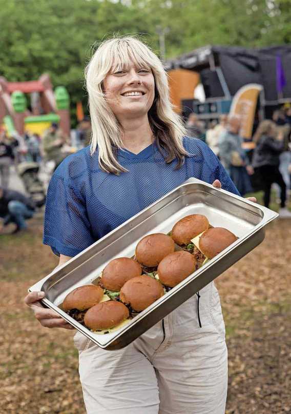 Celine Moes deelde in 2024 namens Groenn vegetarische hamburgers uit op het Bevrijdingsfestival Groningen. Foto’s: Diepzeekonijn