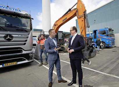  Directeur Pieter Westra (l) van grondverzetbedrijf Westra met gedeputeerde Friso Douwstra bij het maandag geopende laadplein in Franeker.  Foto: Jaap Schaaf