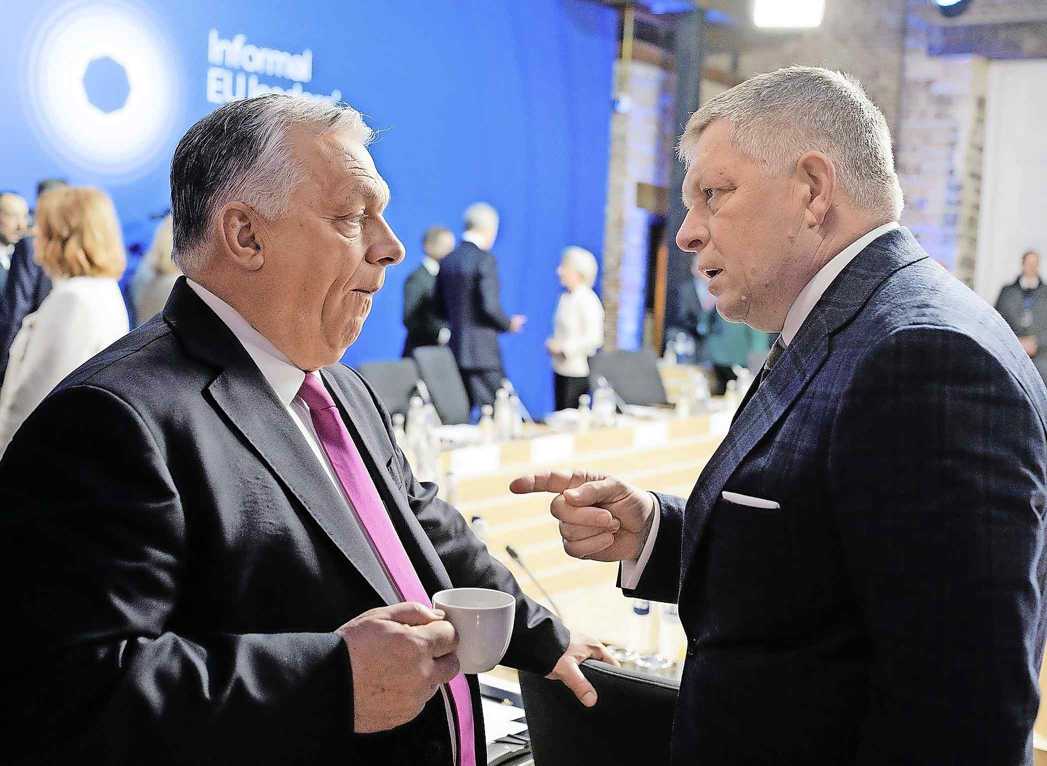 De Hongaarse premier Viktor Orbán (L) en de Slowaakse premier Robert Fico spreken elkaar voorafgaand aan een informele EU-top, 12 februari.  Foto: Getty Images