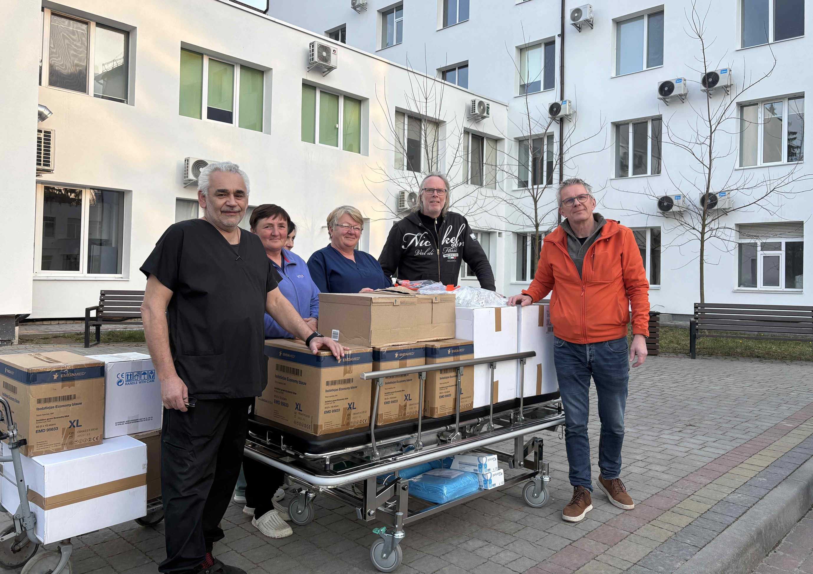  Evert van Dijk (tweede van rechts) en Martin Nijenhuis (rechts) van de stichting Hulpacties DVHN/Frd/LC overhandigen medische hulpmiddelen aan de brandwondenafdeling van het ziekenhuis in Lviv.  Foto: DVHN