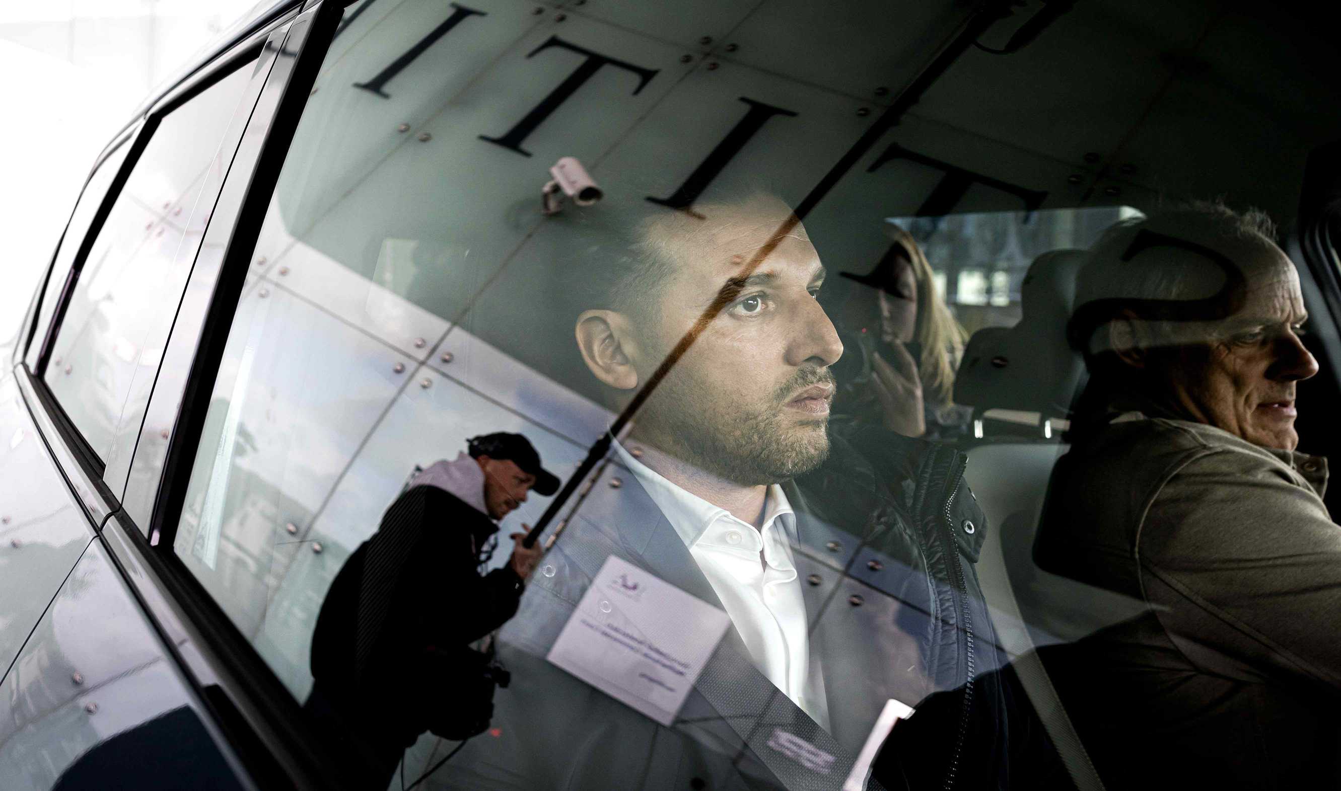 Ali B bij het verlaten van het Paleis van Justitie in Amsterdam.  Foto: ANP