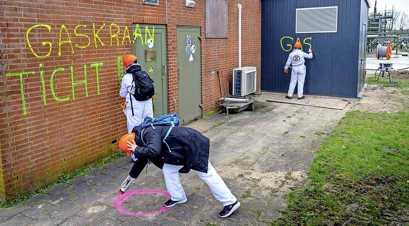 Actievoerders van Extinction Rebellion in Burgum.  Foto: Jilmer Postma