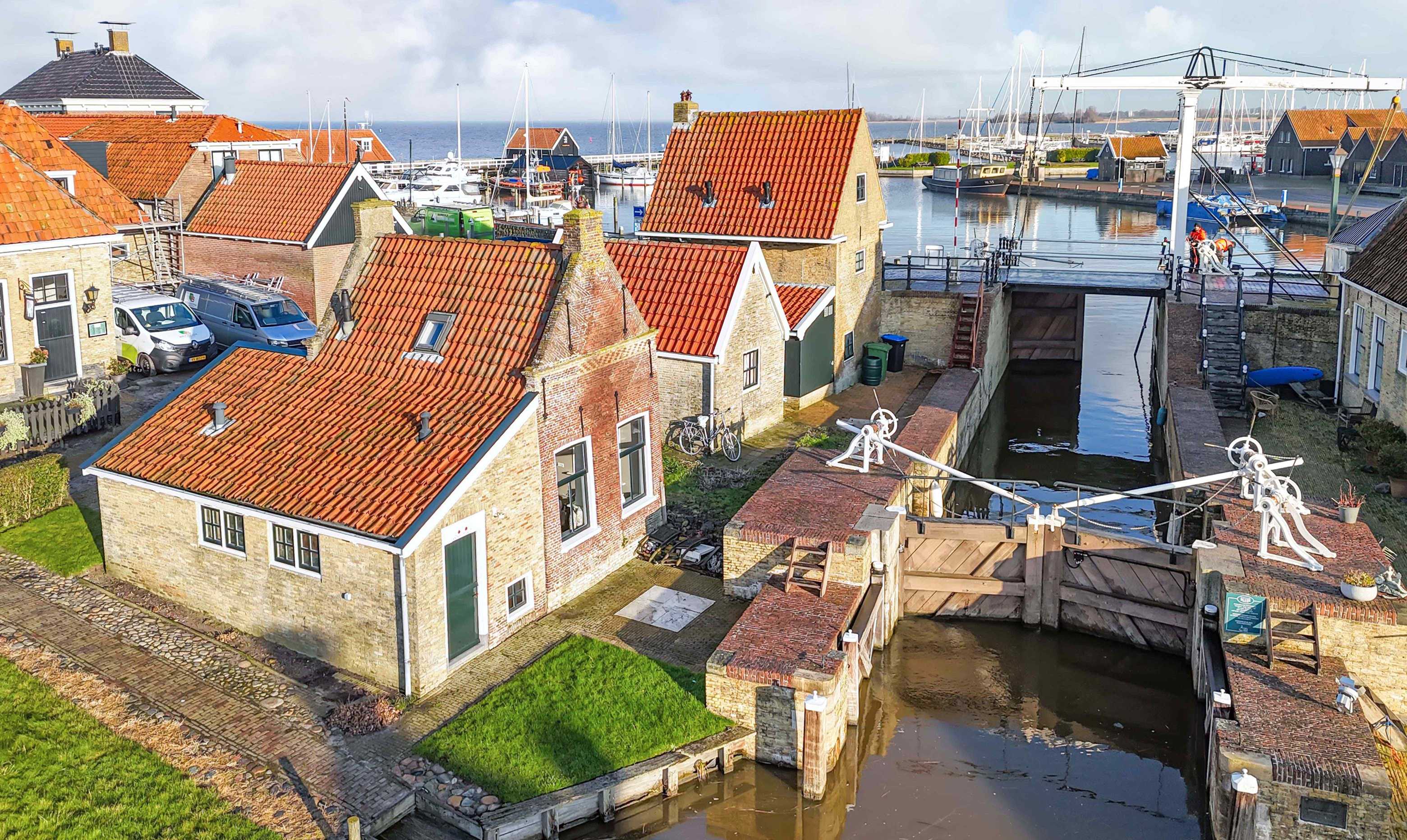 Na bijna 25 jaar hoopt Dirk Blom zijn geliefde ‘Likhús’ in Hindeloopen toch door te kunnen geven. Foto’s: Boonstra Makelaardij