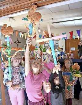  De Doe Kerk in Makkinga stond afgelopen zondag in het teken van Palmpasen met het maken van een eigen stok.   Er was ook   een paas-  escaperoom.   Foto: Annieke Otten
