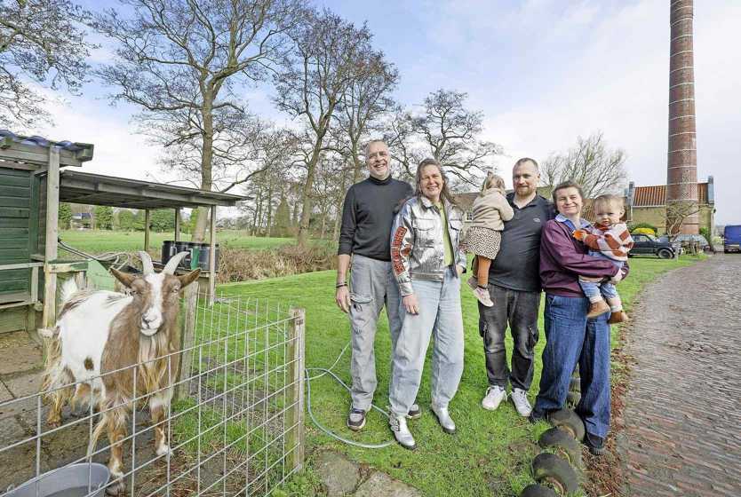  Frank (68) en Arjanne (50) Eerenvelt dragen het Thomashuis in Mûnein over aan Jelmer en Sjoukje Kerkhof. Foto: Marcel van Kammen