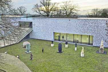  Een deel van de buitengevel van Museum Arnhem, bekleed met tegeltjes van Koninklijke Tichelaar. foto: anp/Flip Franssen