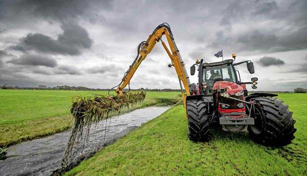 Oktober vorig jaar. Loonbedrijf Jelle Bijlsma hekkelt de sloten rond de vliegbasis. Foto: Hoge Noorden/Jacob van Essen 