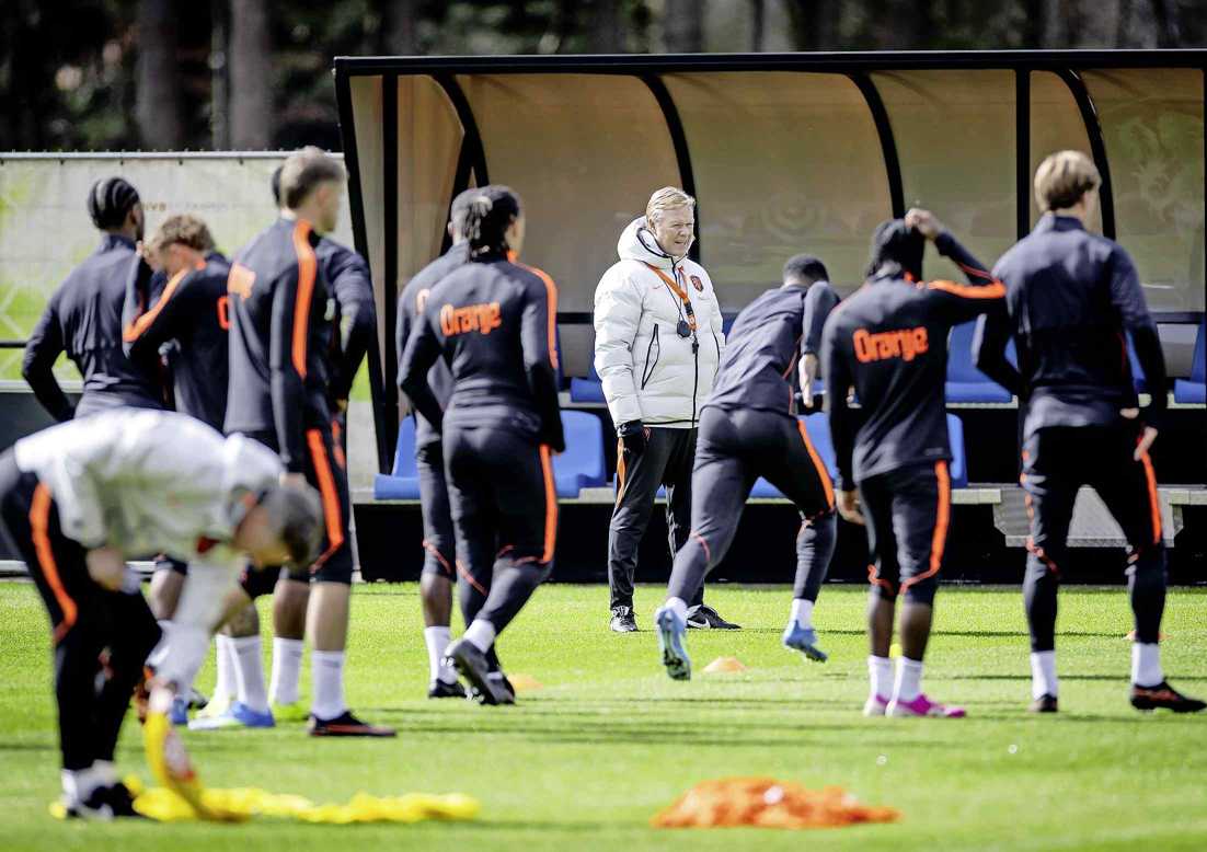 Bondscoach Ronald Koeman (midden) en zijn spelers wacht dinsdagavond op weg naar het WK een pittige test tegen Ecuador.  Foto: ANP