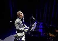  />
        
      </figure>
    <div class=