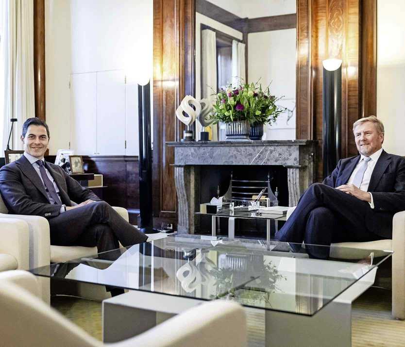 DEN HAAG Koning Willem-Alexander ontvangt minister-president Rob Jetten in zijn werkkamer op paleis Noordeinde in Den Haag voor het eerste wekelijkse gesprek sinds de beëdiging van het kabinet-Jetten. Bijna iedere maandag spreken de koning en de minister-president met elkaar. In deze gesprekken brengt de premier de koning op de hoogte van het actuele regeringsbeleid.  foto: anp